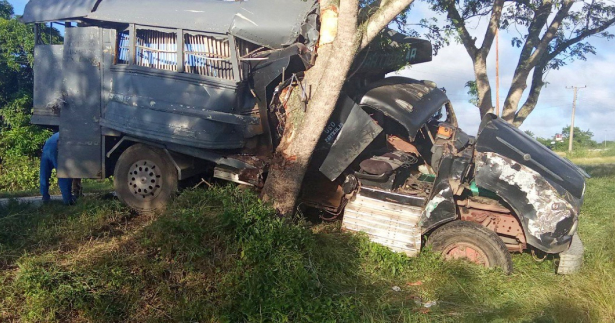 Camión accidentado en Placetas © Facebook/Accidentes Buses & Camiones
