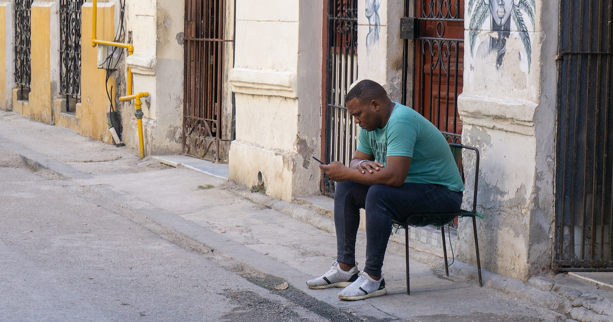 Cubano conectado con su celular (Imagen de referencia) © CiberCuba