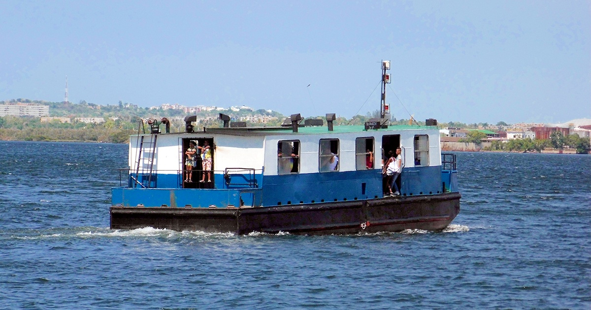 Lanchita de Regla navegando por la Bahía de La Habana (Imagen de referencia) © CiberCuba