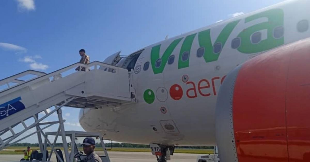 Avión de Viva Aerobús que transportó a cubanos deportados desde México © Twitter/MININT