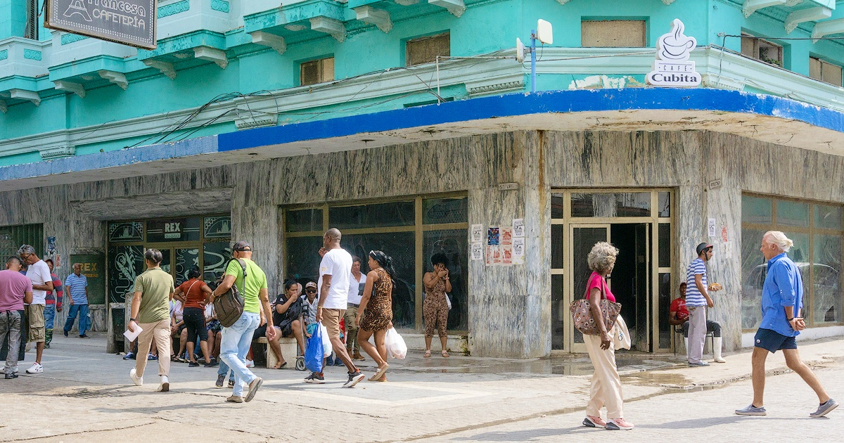 Personas caminando por el boulevard de San Rafael © CiberCuba