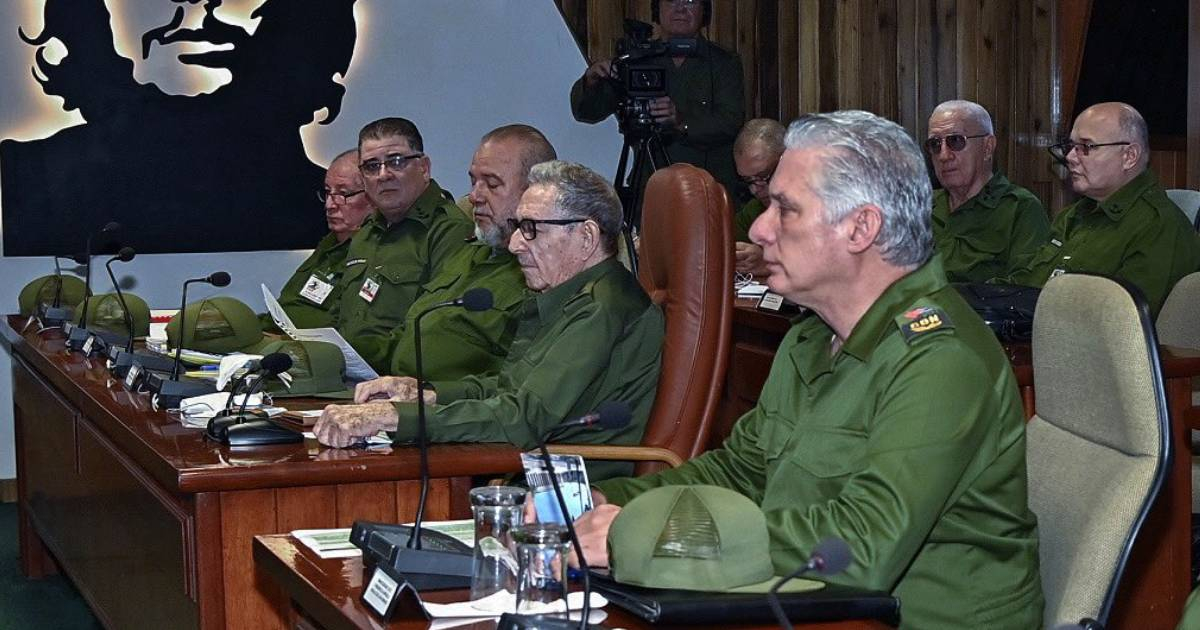 Raúl Castro en la sede del MININT © Presidencia Cuba / Twitter
