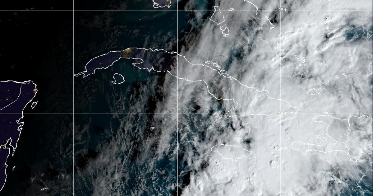 Imagen del satélite que muestra la amplia zona de lluvias asociadas a la depresión tropical 22 © NOAA
