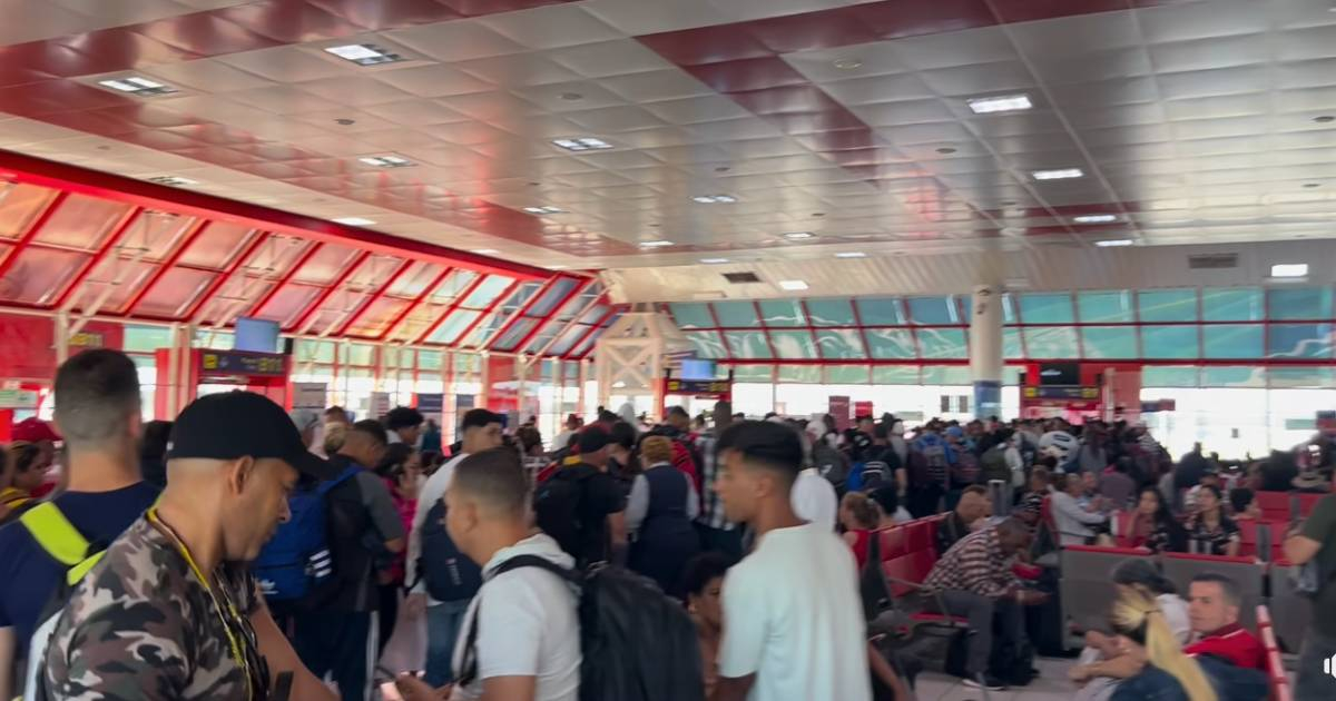 Cubanos esperando volar a Nicaragua en Aeropuerto de La Habana © Jorge Ferdecaz / Facebook