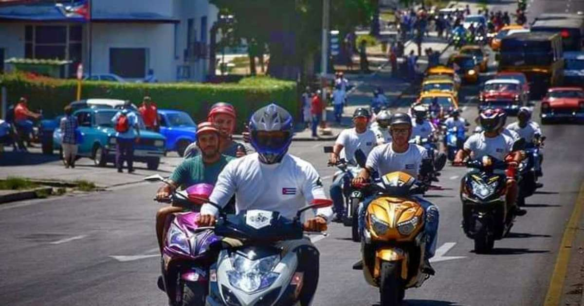 Cubanos en motorinas © acebook MOTO Eléctrica CUBA