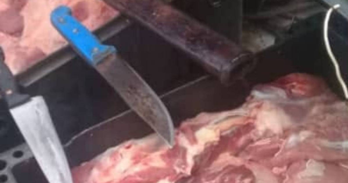 Carne y cuchillos incautados © Facebook Fuerza del Pueblo