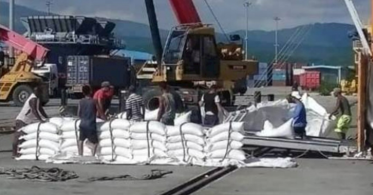 Descarga de arroz en el puerto de Santiago de Cuba © Facebook / Yoanna Duporte Guilarte.