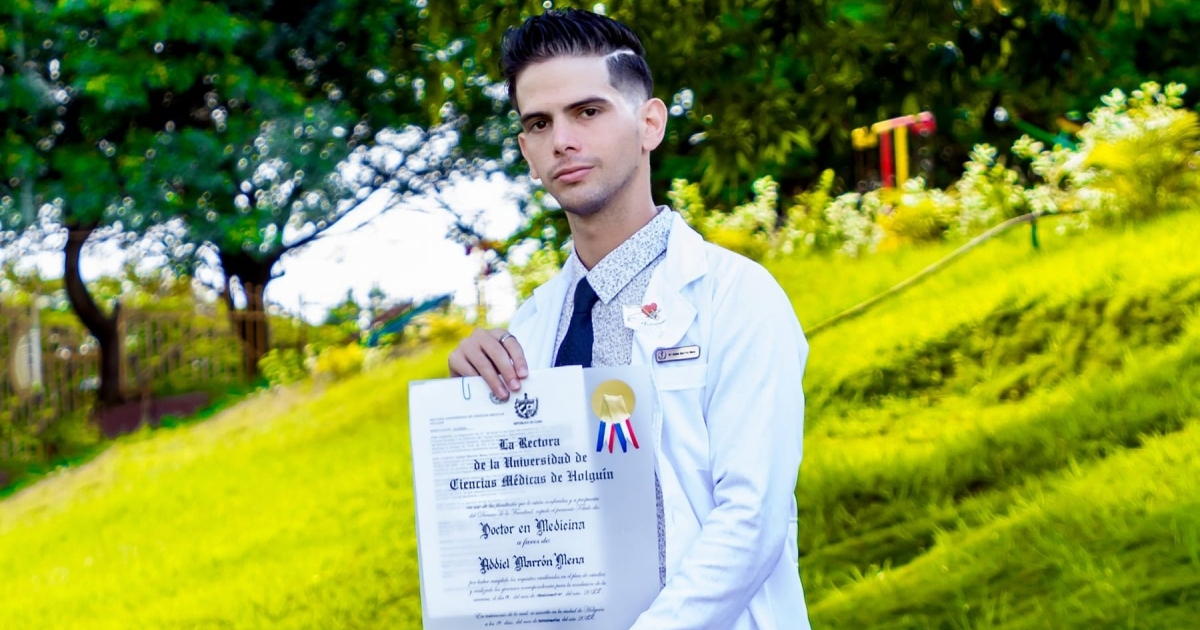Addiel Marrón Mena con su título de Doctor en Medicina © Facebook/Addiel Marrón