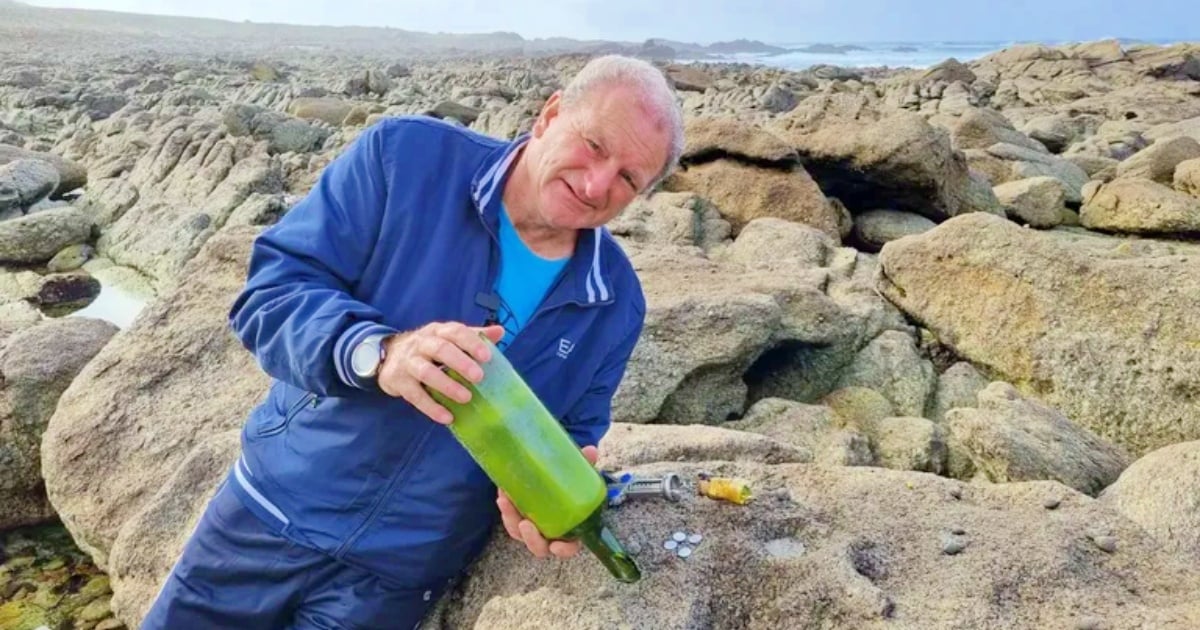 El vecino de Oia, en Galicia, que encontró la botella lanza por una cubana al mar © Twitter/La Voz de Galicia
