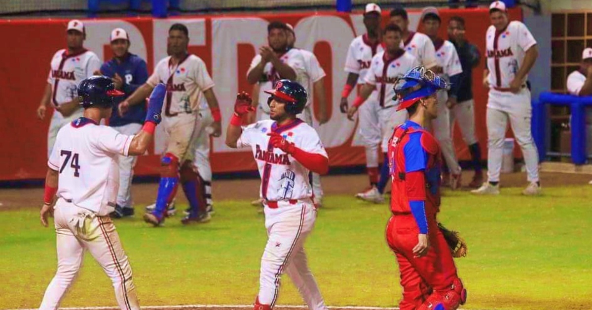 Conjunto de Panamá celebrando la victoria al final del partido © Facebook/Feniba