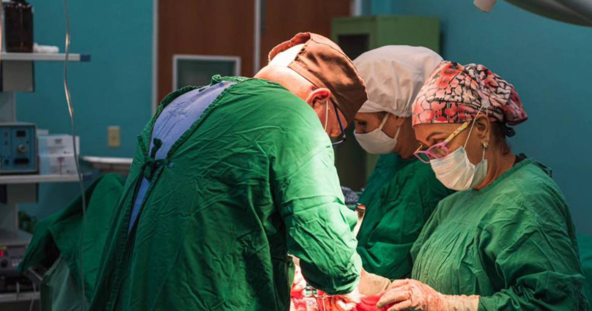 Médicos cubanos realizan una cirugía (imagen de referencia) © Facebook Naturaleza Secreta