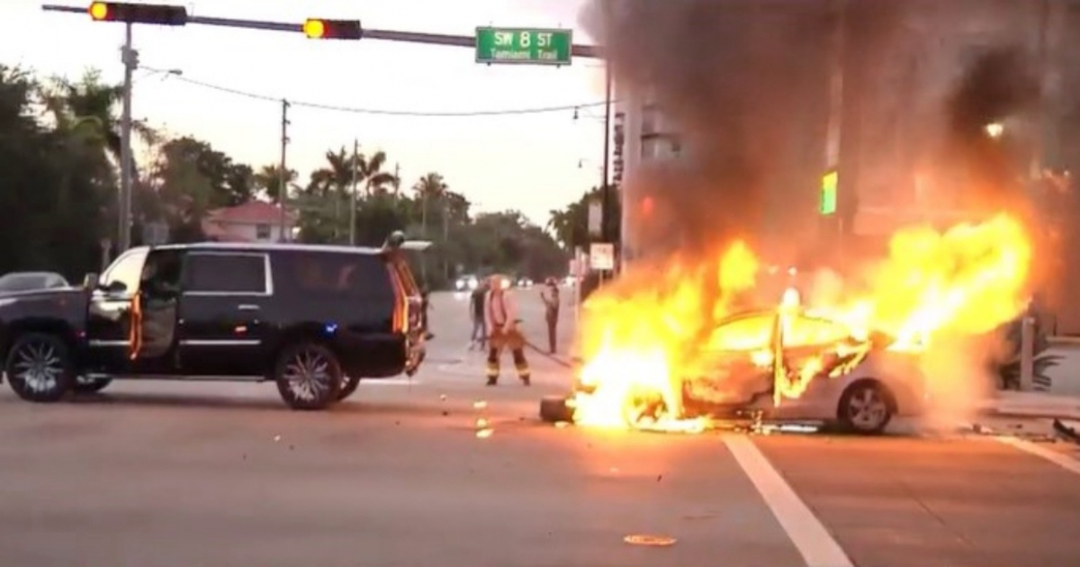 Vehículo que se incendió en plena calle en la mañana de este sábado en Miami © Captura de Telemundo 51