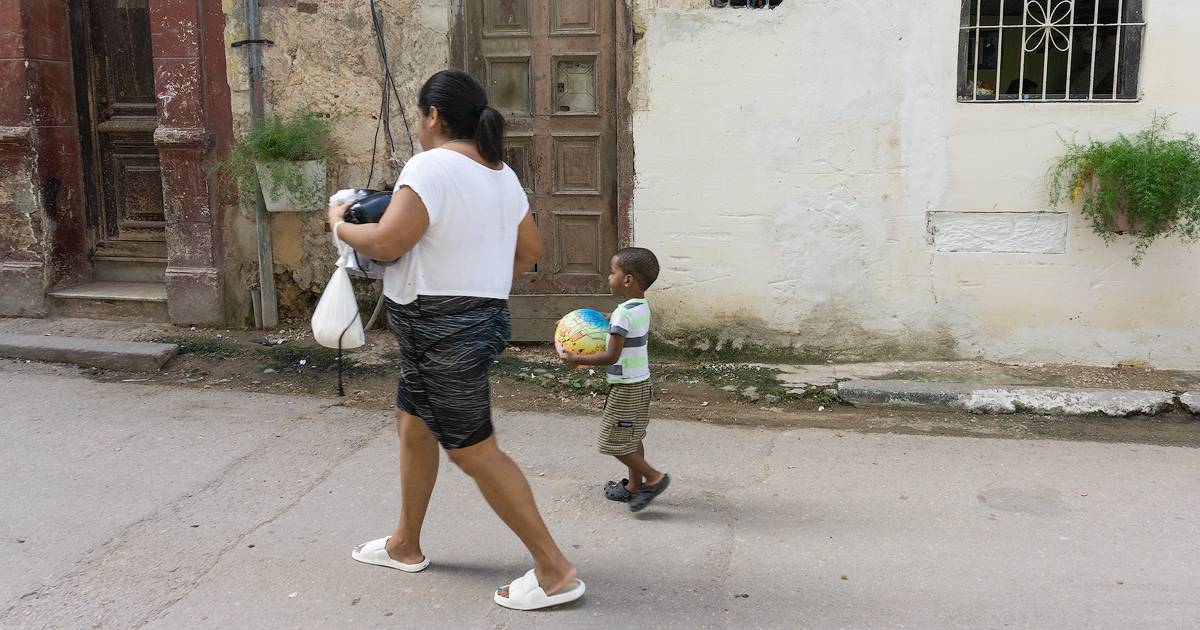 Madre cubana con su hijo (imagen de referencia) © CiberCuba