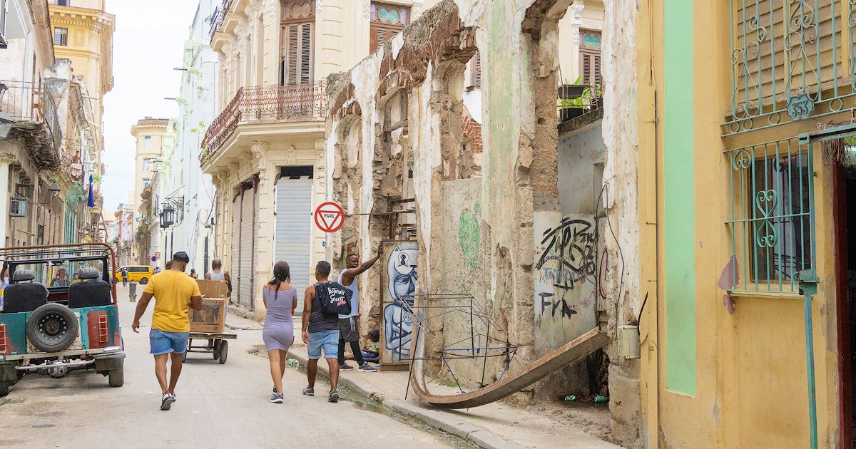 Personas caminando por una calle en La Habana (Imagen de referencia) © CiberCuba