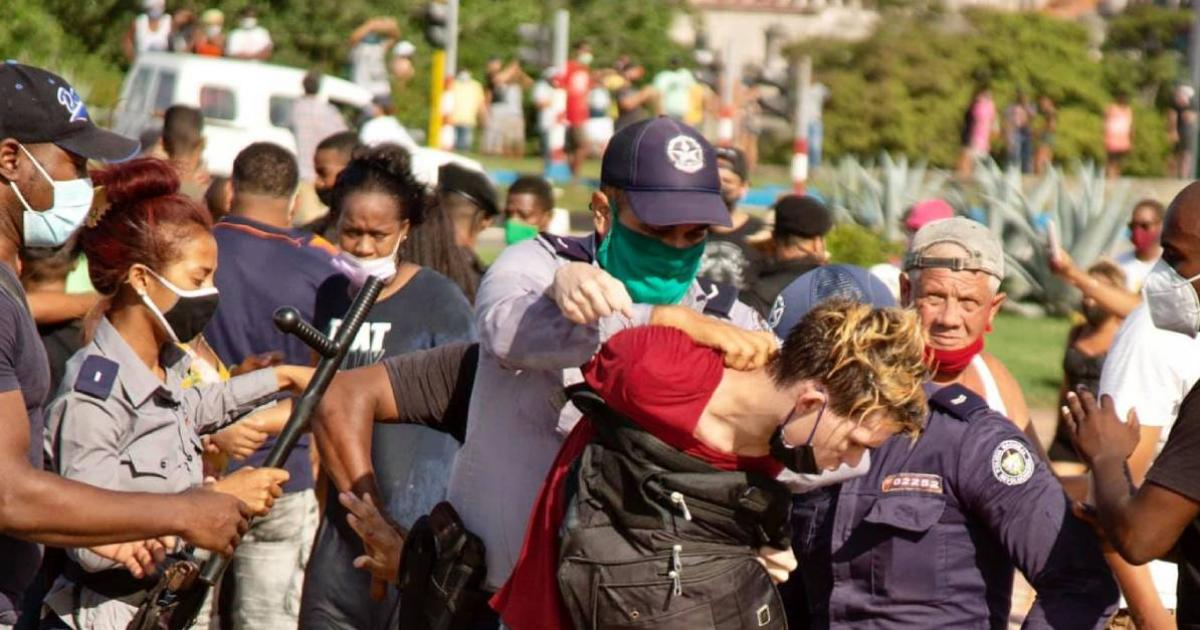 Represión policial durante las manifestaciones del 11 de julio de 2021 (Imagen de Referencia) © Marcos Evora