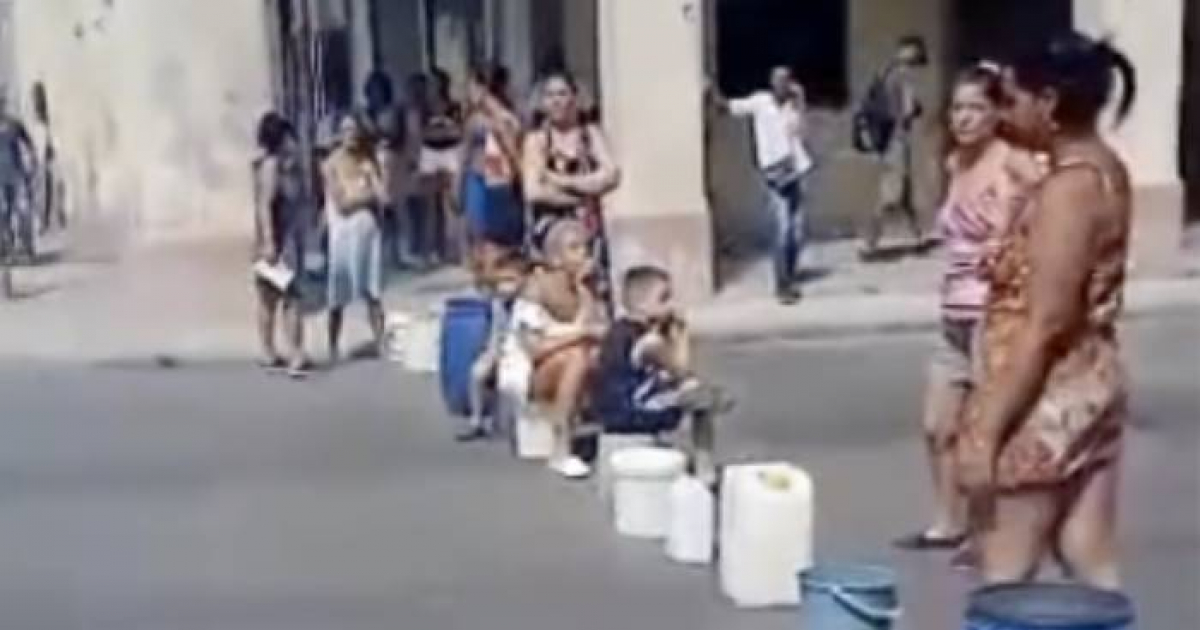 Mujeres con niños protestan en La Habana por falta de agua en noviembre © Redes sociales