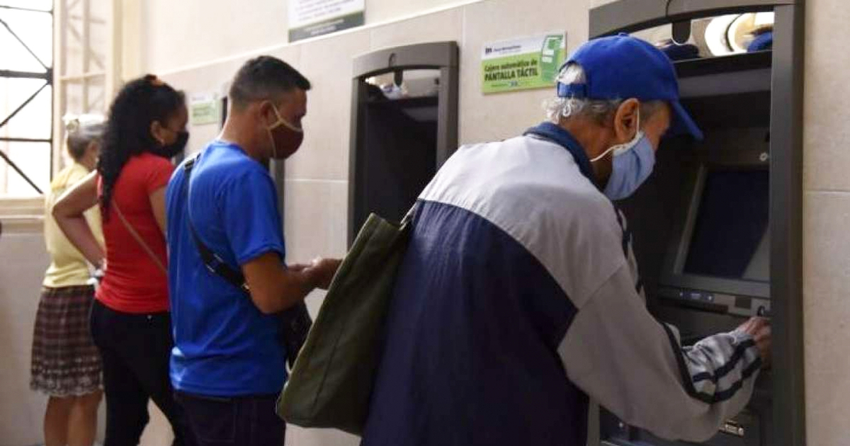 Cubanos usando los cajeros automáticos © Omara García Mederos