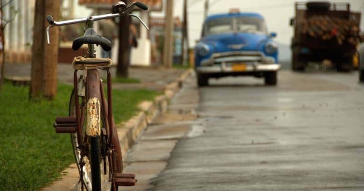 Bicicleta y tráfico rodado en Cuba (imagen de referencia) © radiorebelde.cu