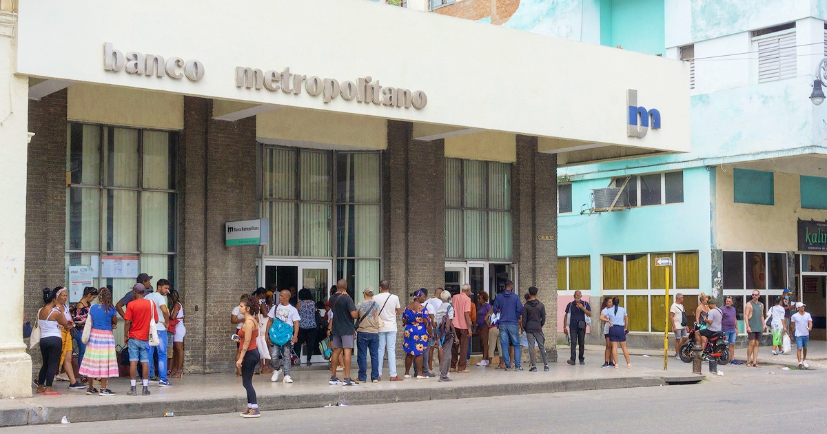 Personas frente a un Banco Metropolitano en Cuba (Imagen de referencia) © CiberCuba