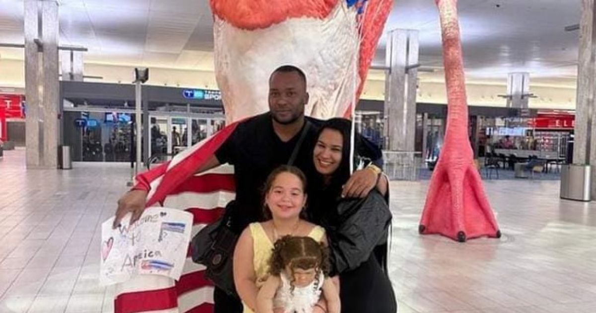 Expelotero cubano Gerardo Miranda en el aeropuerto con su familia © Francys Romero / Facebook