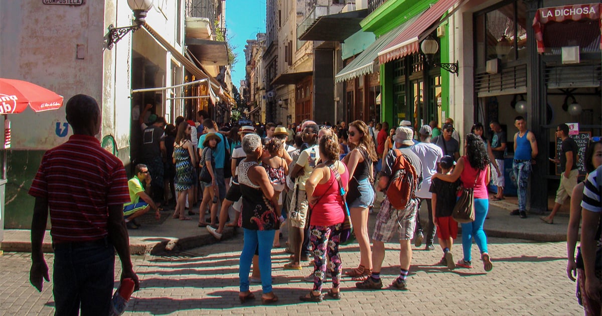 Turistas y cubanos en calle Obispo de La Habana © CiberCuba