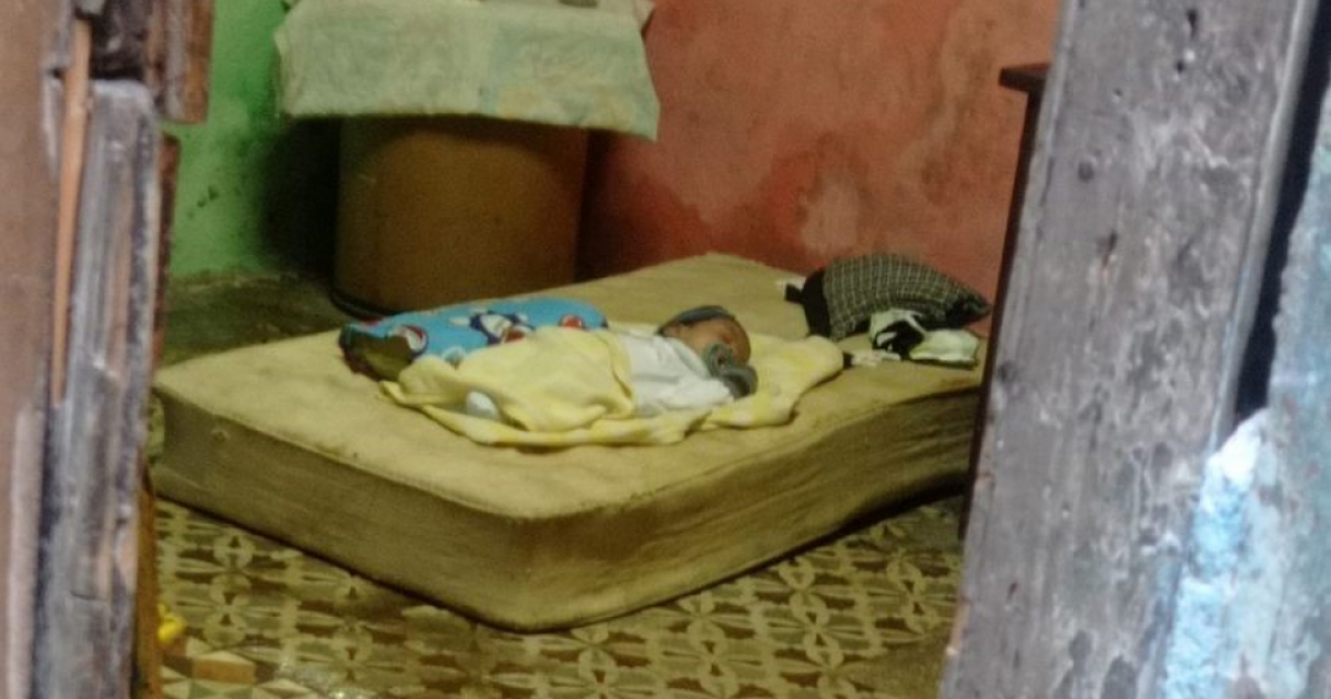 Bebé durmiendo en un colchón en el suelo © Facebook / Venta de culeros de bebé en la Habana / Aleri Ramos Rondón