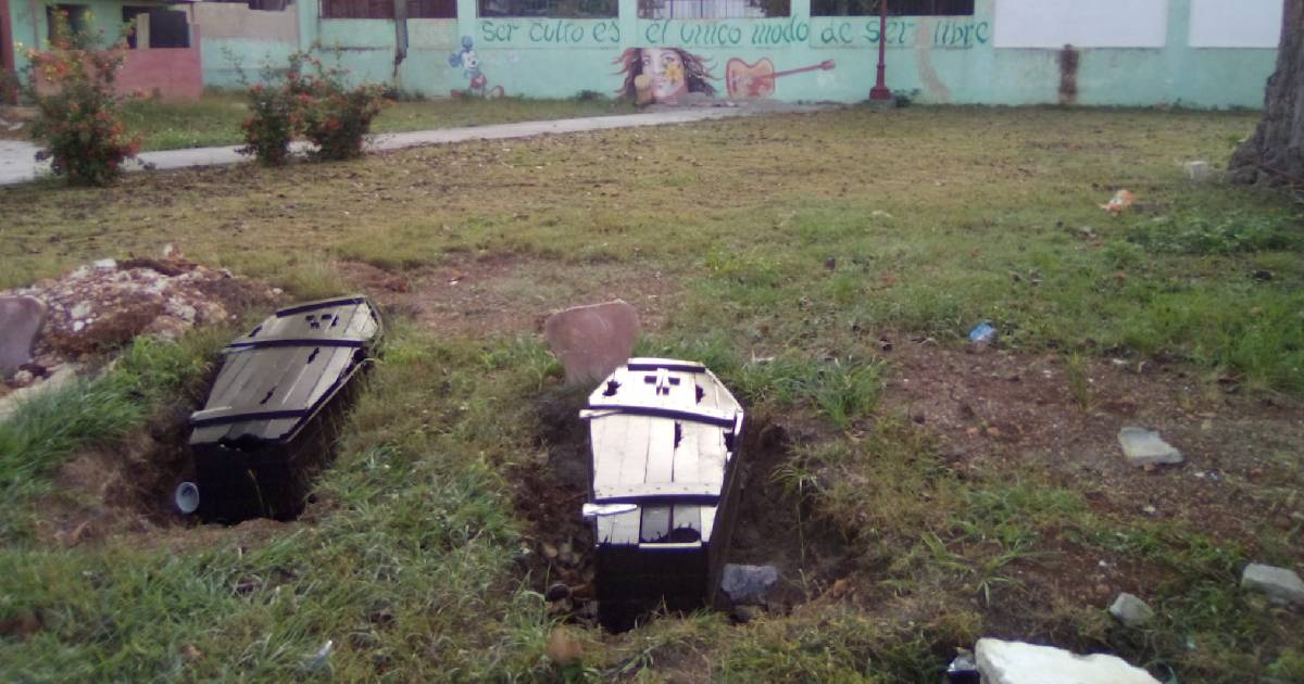 Strange coffins in the Children's Park in Havana are causing a stir on social media
