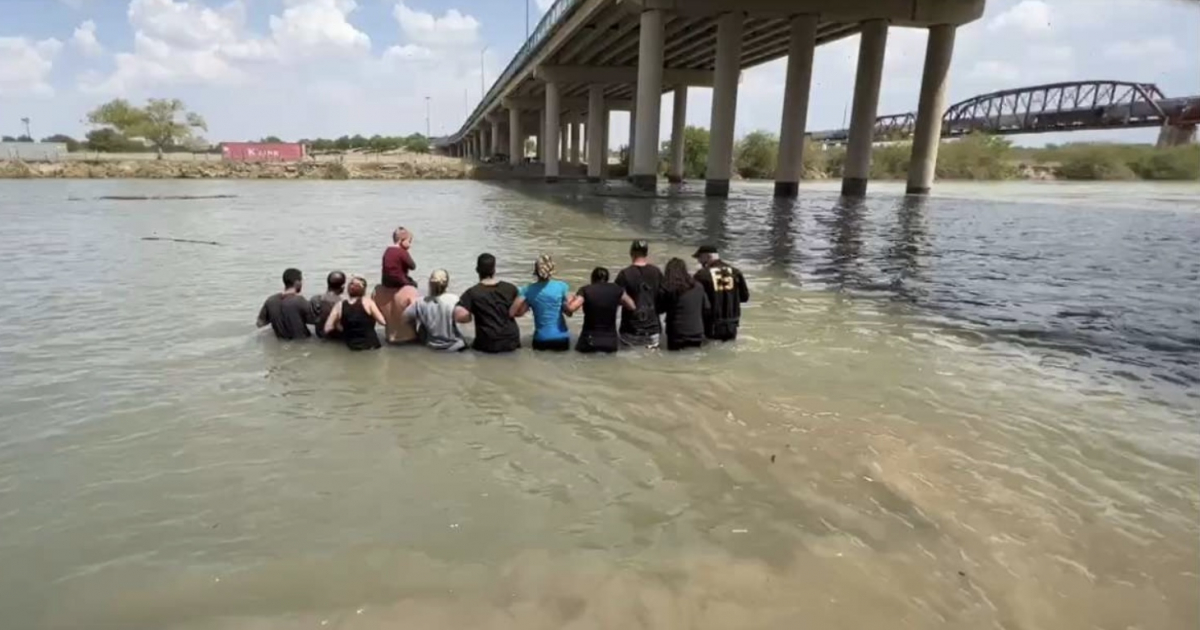 Cubanos cruzando el Río Bravo © Facebook / Impacto Visión Noticias
