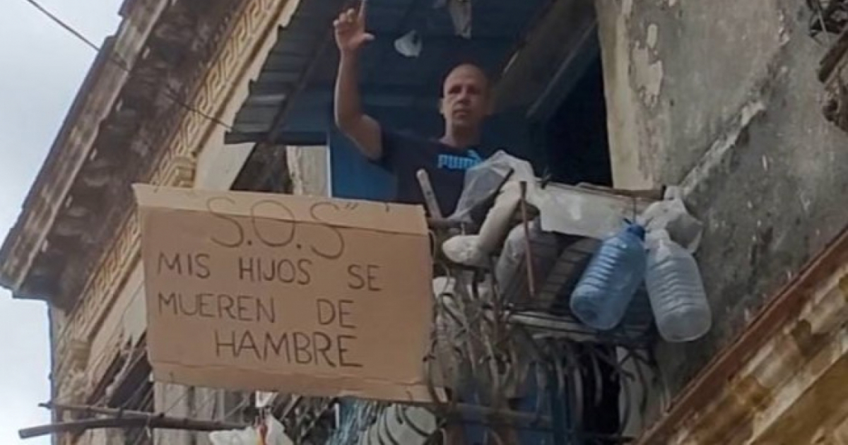 José Antonio Pompa López protesta en el balcón de su casa © CubaNet