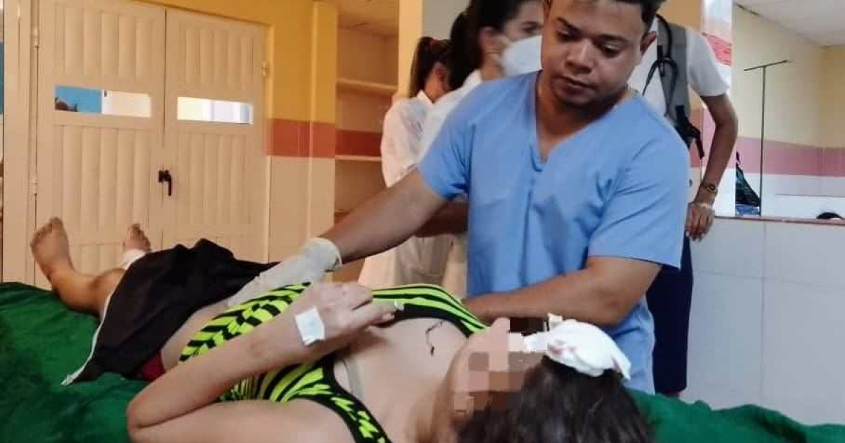 Niña accidentada recibe atención médica © CMKX Radio Bayamo / Facebook