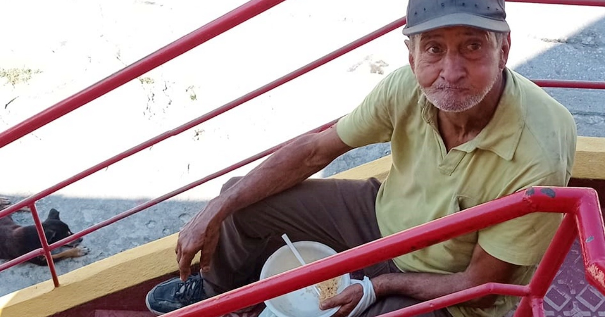 Anciano cubano que tocó la puerta de una casa para pedir algo de comer © Facebook/Lieska Bandera