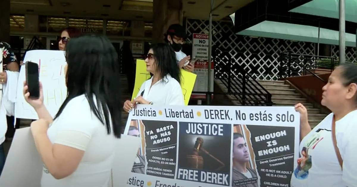 Mujeres protestan en defensa de Derek Rosa © Univisión