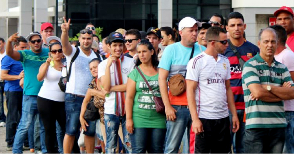 Cubanos hacen fila ante dependencias de autoridades migratorias mexicanas © Instagram / @canal10tv