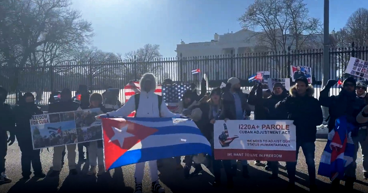 Cubanos con I-220A se manifiestan frente a la Casa Blanca © CiberCuba