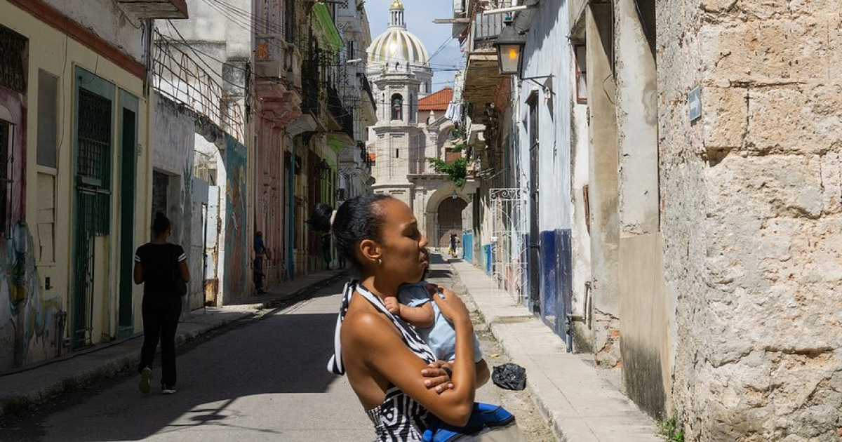 Madre cubana con su bebé (Imagen de referencia) © CiberCuba