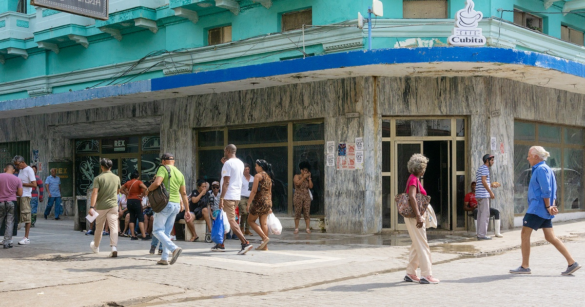Personas caminando por la calle en La Habana (Imagen de referencia © CiberCuba