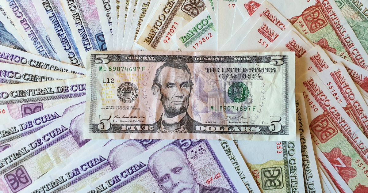 Dólares y pesos cubanos (Imagen de referencia) © CiberCuba