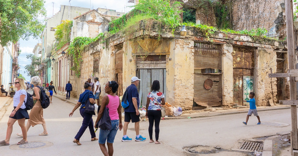 Personas caminando por una calle de La Habana (Imagen de referencia) © CiberCuba