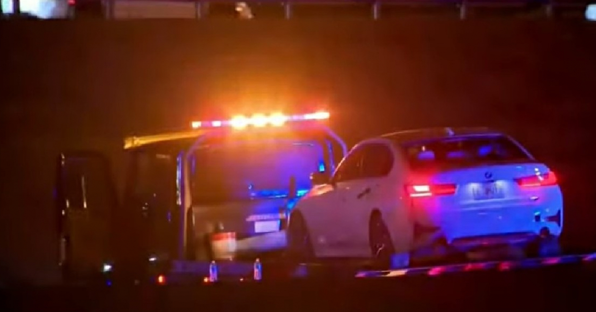 Traslado del auto que fue tiroteado © Captura de video de YouTube de CBS Miami