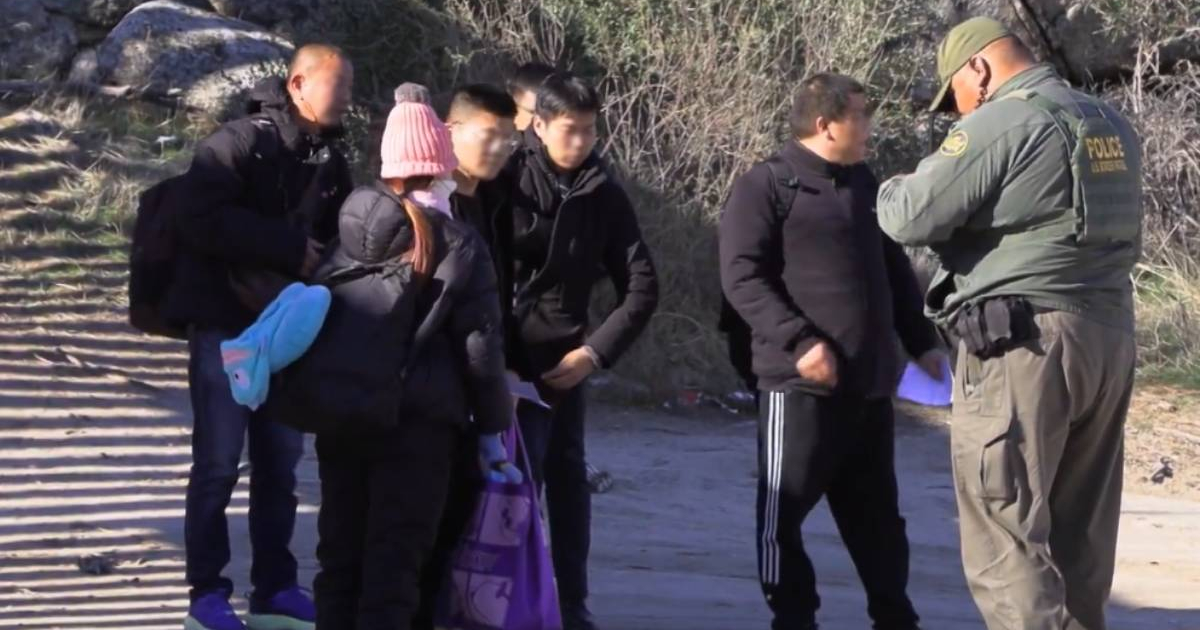 Migrantes chinos en la frontera sur de EE.UU. © Twitter 60 Minutes