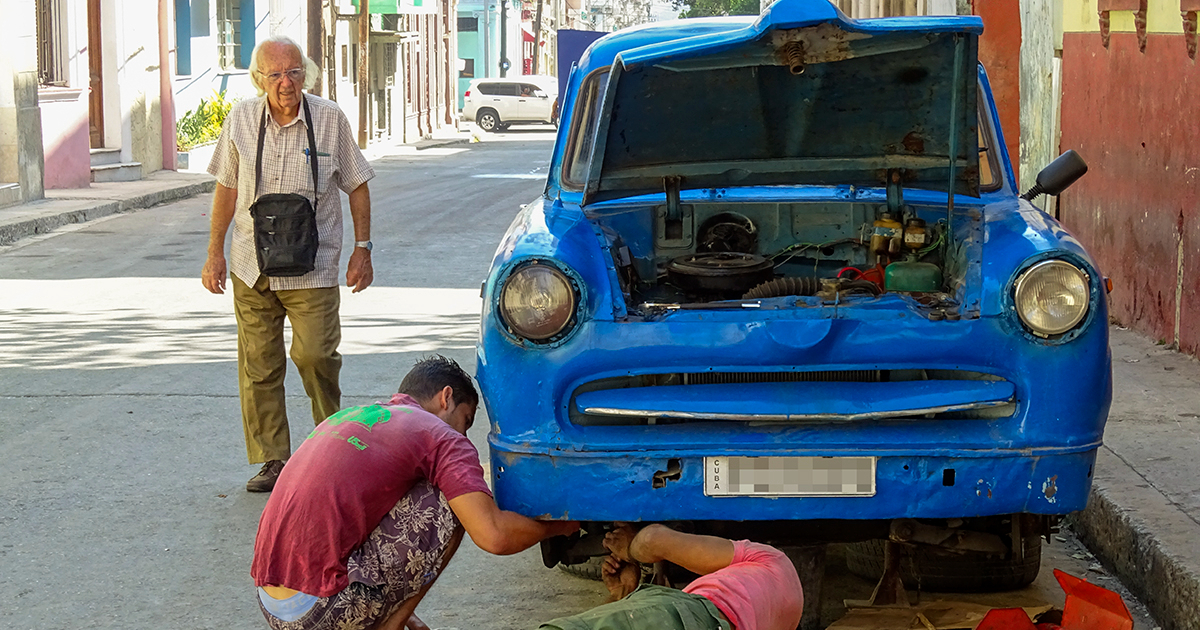 Cubanos reparan un almendrón (imagen de archivo) © CiberCuba