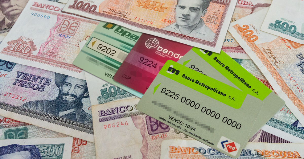 Tarjetas y pesos cubanos en imagen de referencia © CiberCuba