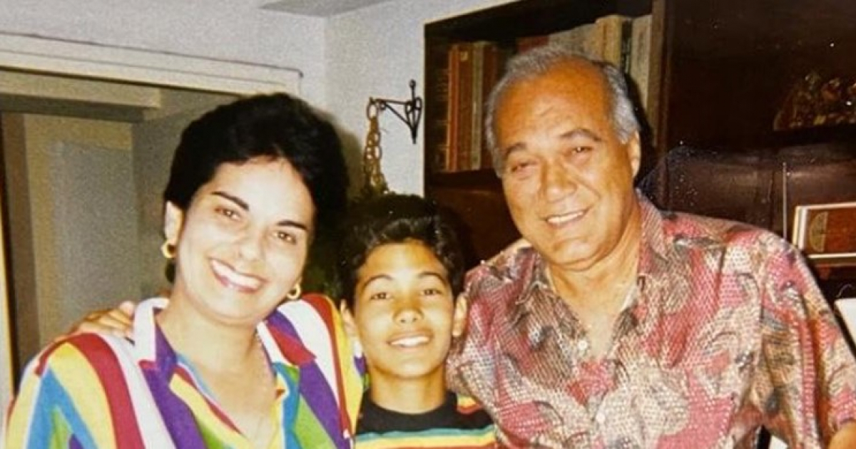 Carlos Enrique Almirante con sus padres © Instagram / cealmirante