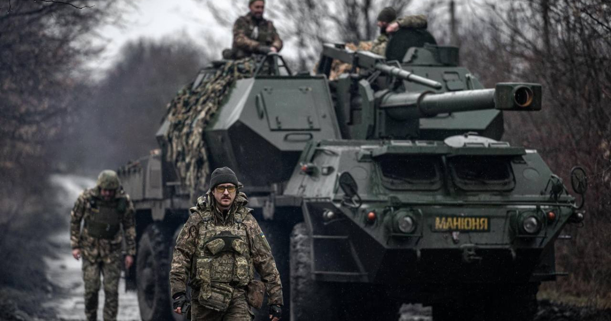 Ejército ucraniano con vehículo artillado donado por país de la OTAN © X / @DefenceU