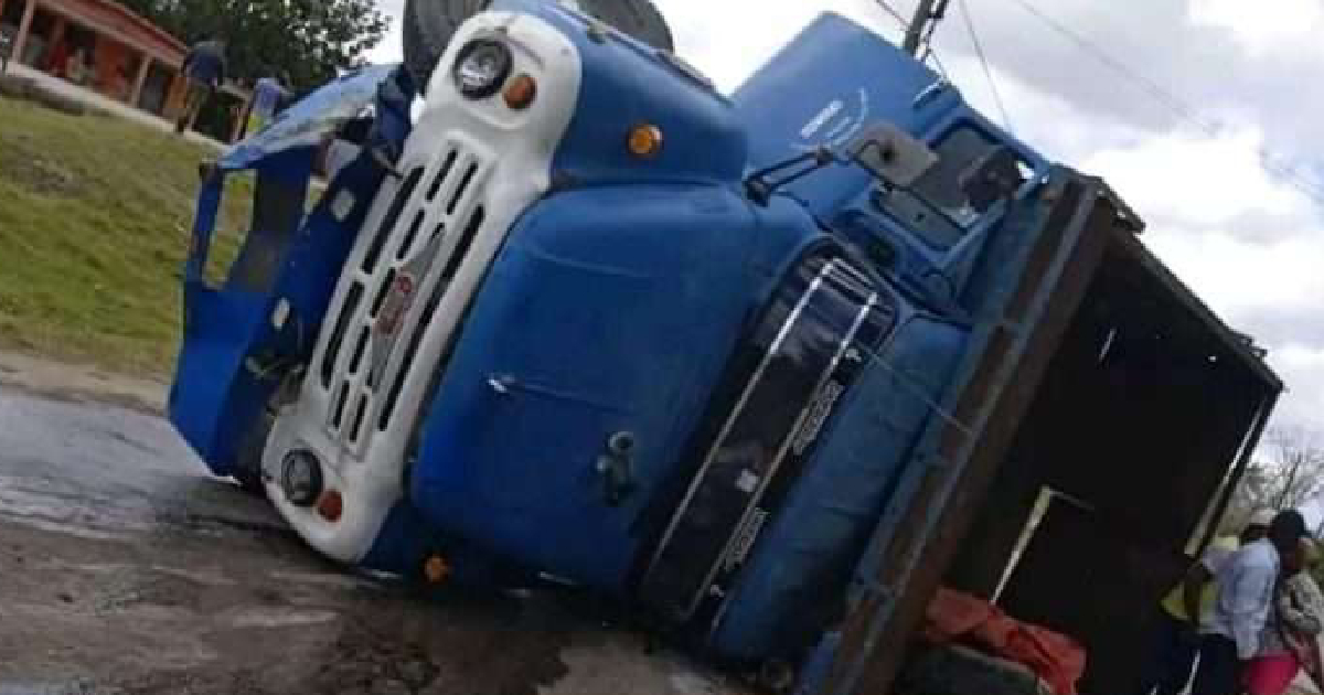 Camión accidentado © Periódico Artemisa
