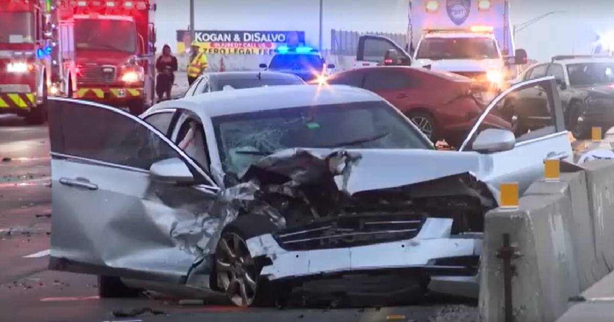 Uno de los vehículos accidentados en la I-95 © Captura de Video/Local 10 News