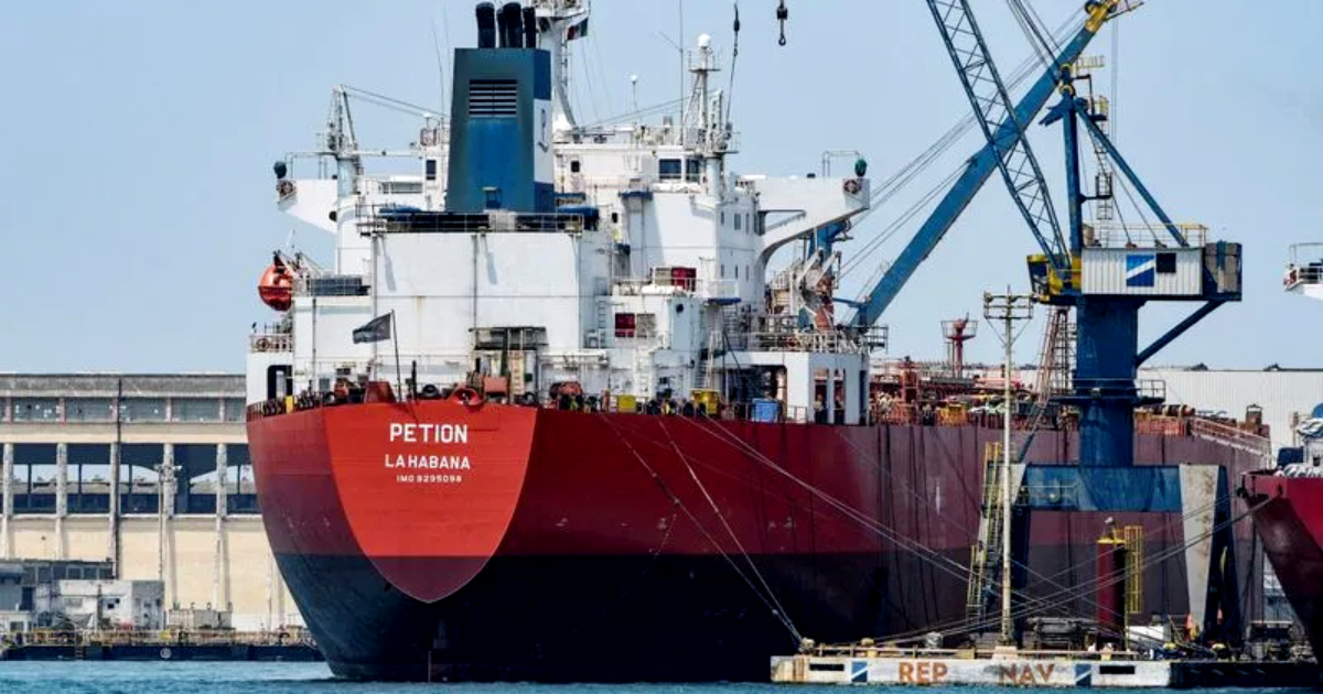 Buque petrolero cubano cargando en puerto mexicano (imagen de archivo) © Yahoo Noticias