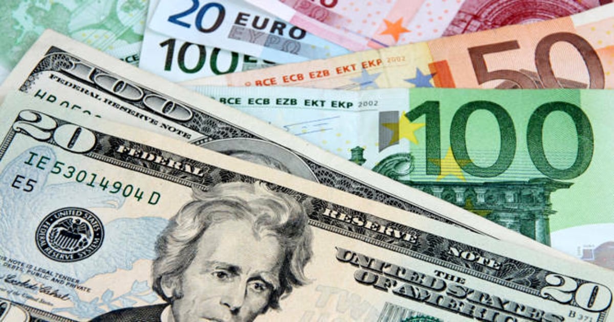 Dólares y euros (imagen de referencia) © valenciaplaza.com