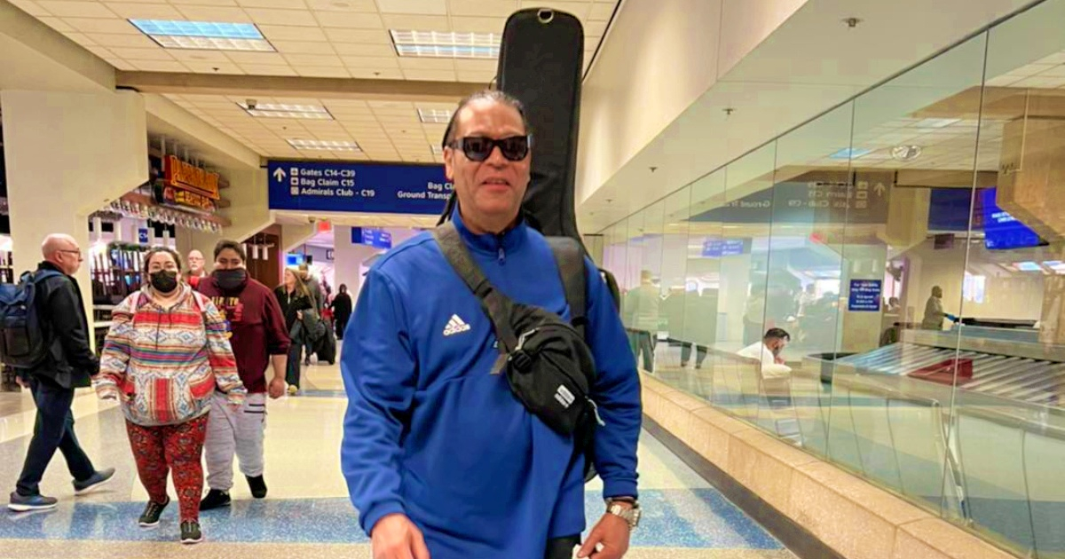 Singer Amore Gutierrez complains about Miami airport