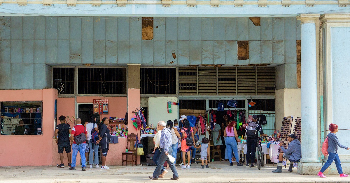 Personas en un punto de venta privado en La Habana (Imagen de referencia) © CiberCuba